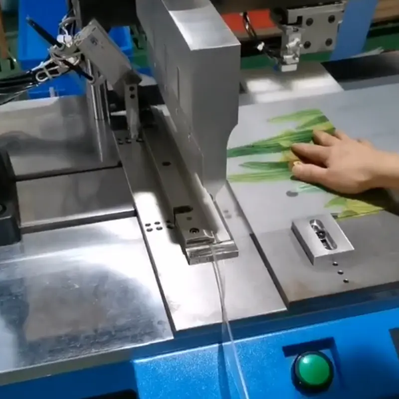 מכונת ריתוך פלסטיק אוטומטית מתקפלת אולטרסאונד 15kHz 2600W למפעל ייצור