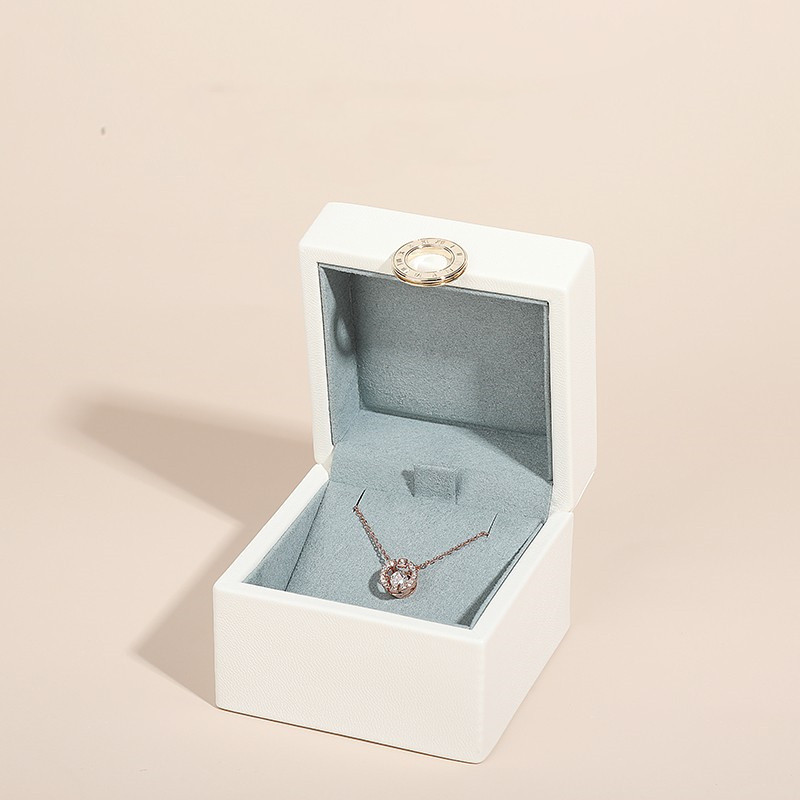 Boîte à pendentif blanche