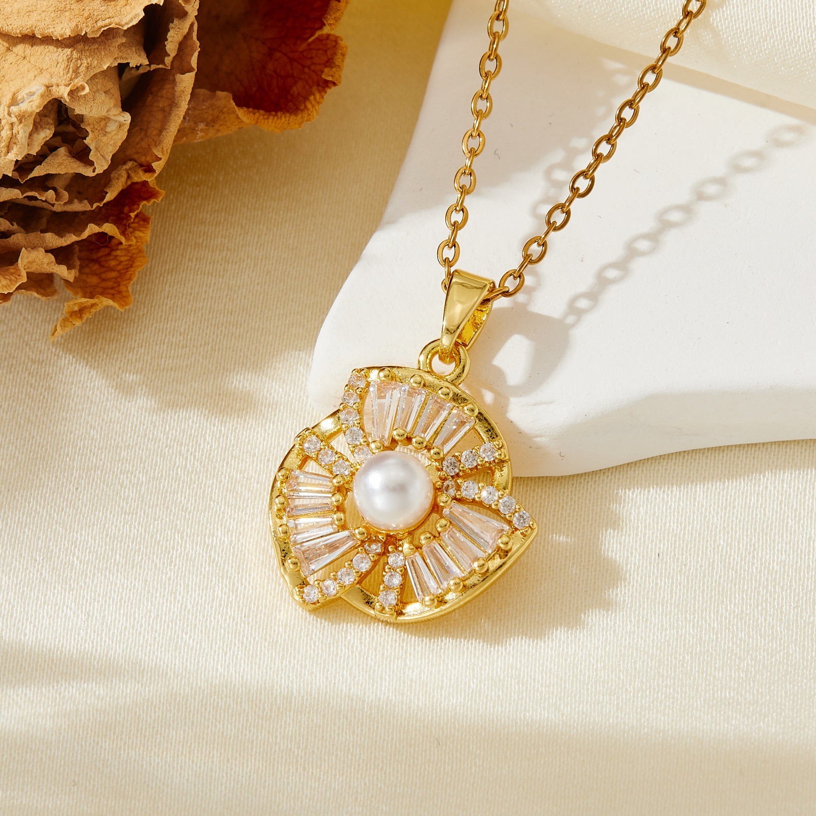 Collana a ventaglio con perle dorate t017