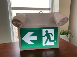 Canada tiêu chuẩn 2*2 Wát thép nhà ở khẩn cấp chạy người đàn ông Combo <span class=keywords><strong>Exit</strong></span> dấu hiệu LED với hai người đứng đầu ánh sáng khẩn cấp - Product Image 5