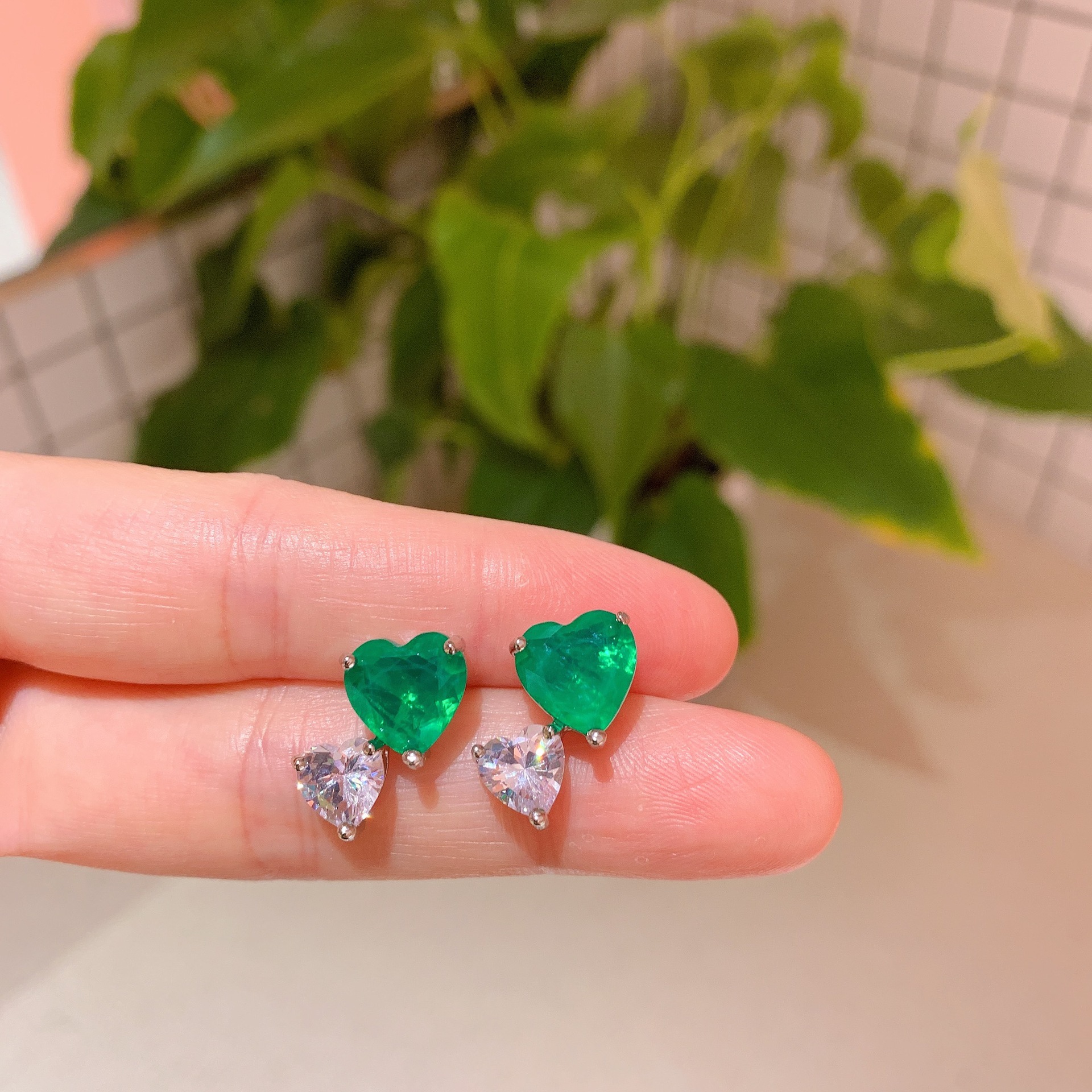 Emerald ear studs