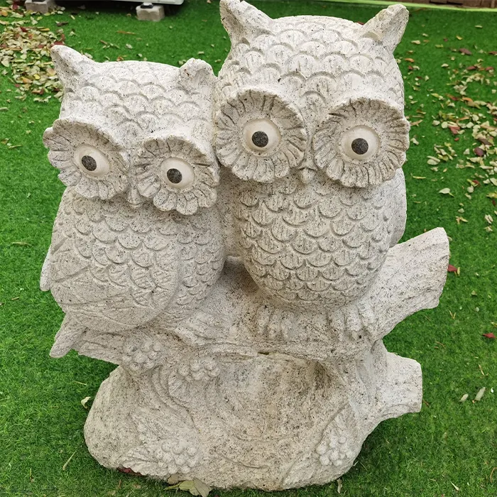 Piccole sculture di animali in pietra di granito con le mani intagliate gufo decorazione del giardino