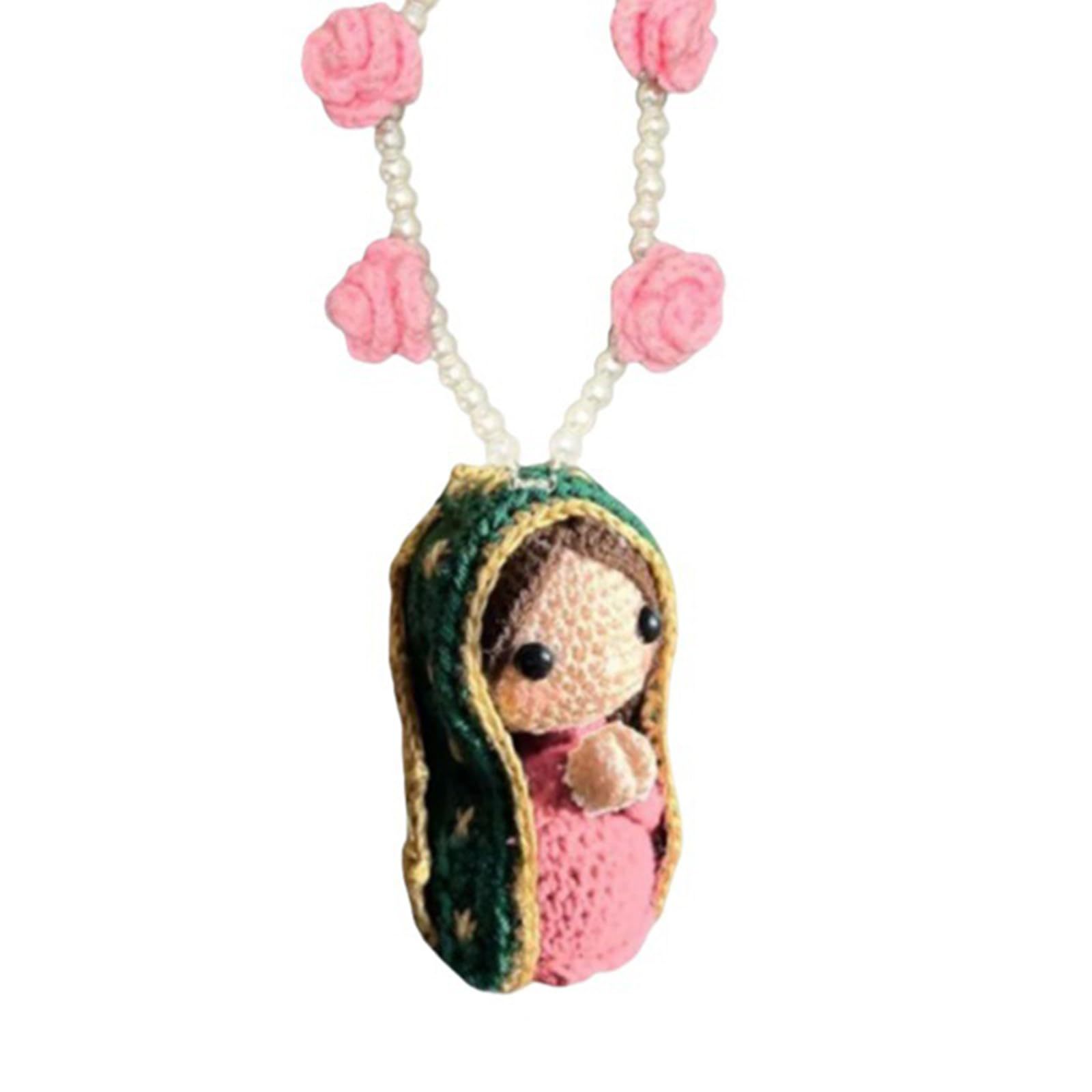 Muñecas vírgenes de ganchillo con rosas rosadas.