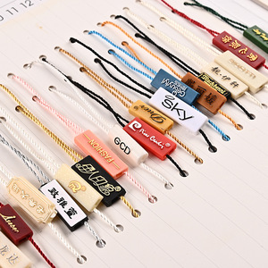 Cuerda de bloqueo de etiqueta colgante personalizada, cuerda de producto de poliéster, cuerda de tela de lujo con logotipo en relieve, sello de plástico, cadena de etiqueta colgante