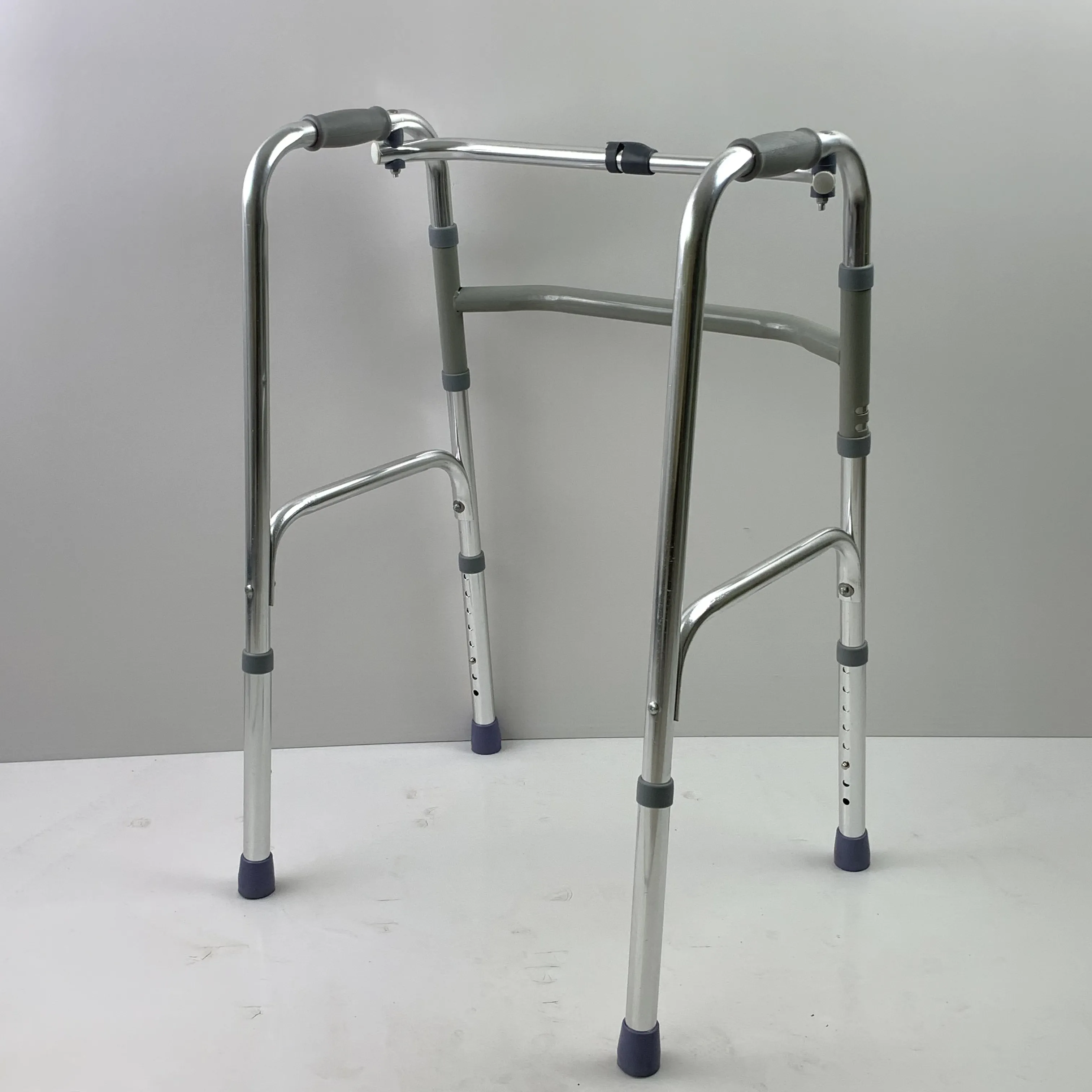 Suministro de fábrica andador para ancianos altura ajustable aleación de aluminio plegable y andador de acero inoxidable para discapacitados