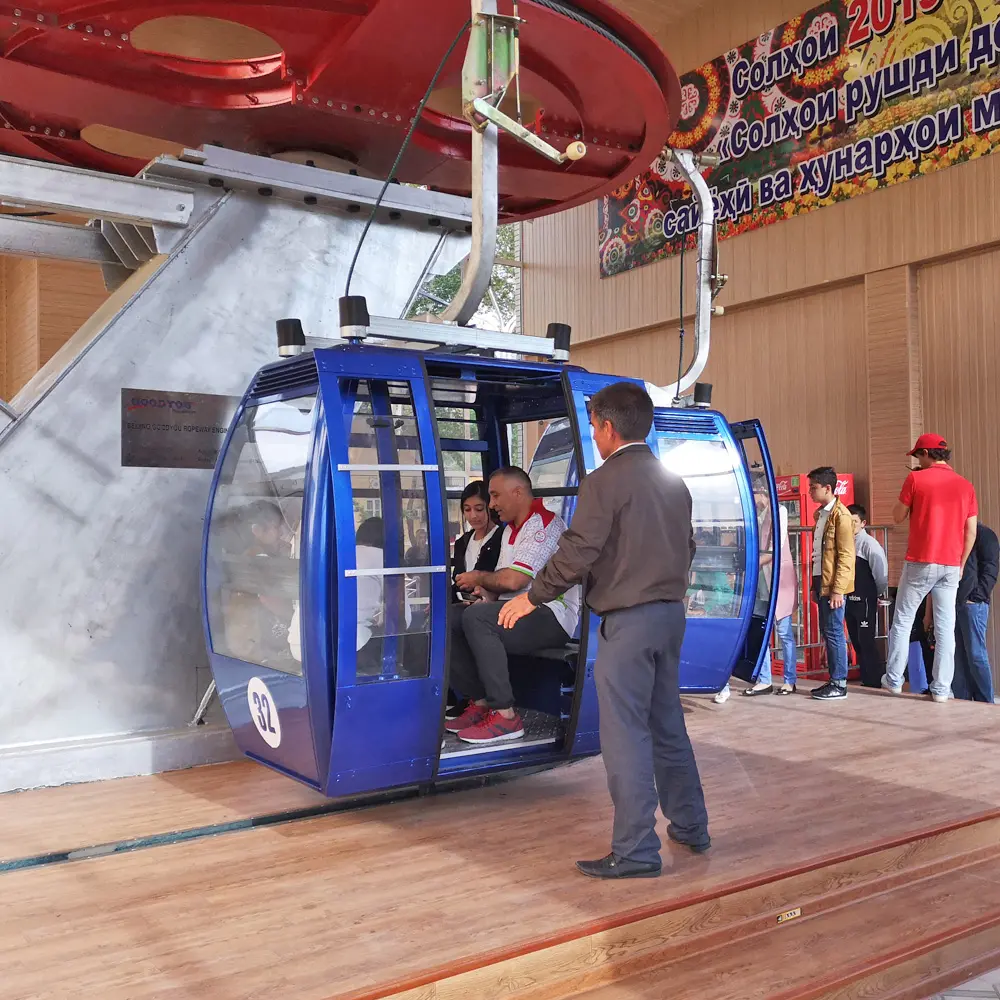 Funivia aerea ropeway 6 posti cabinovia 6 persone una cabina per visite turistiche in punti scenici