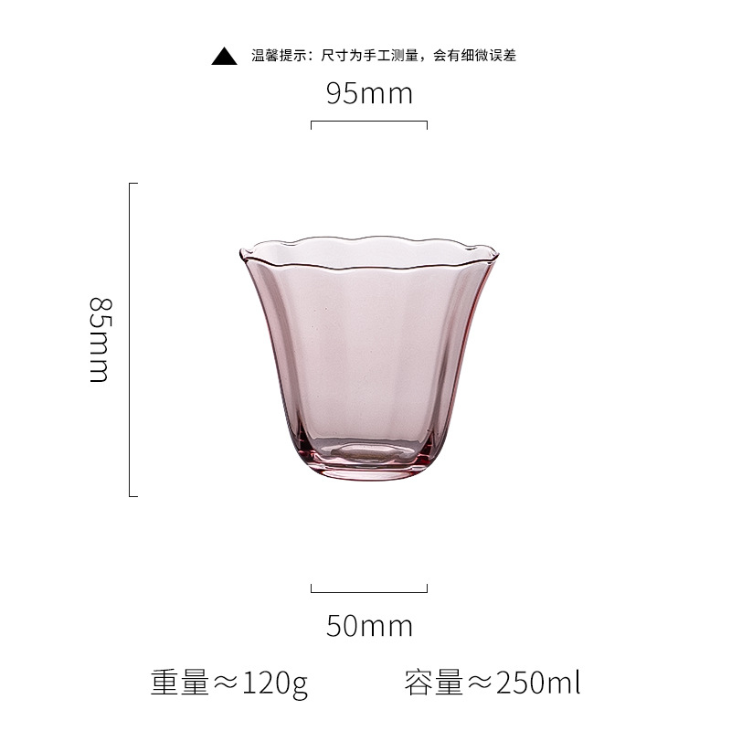 Tasse à eau courte à motif floral rose.