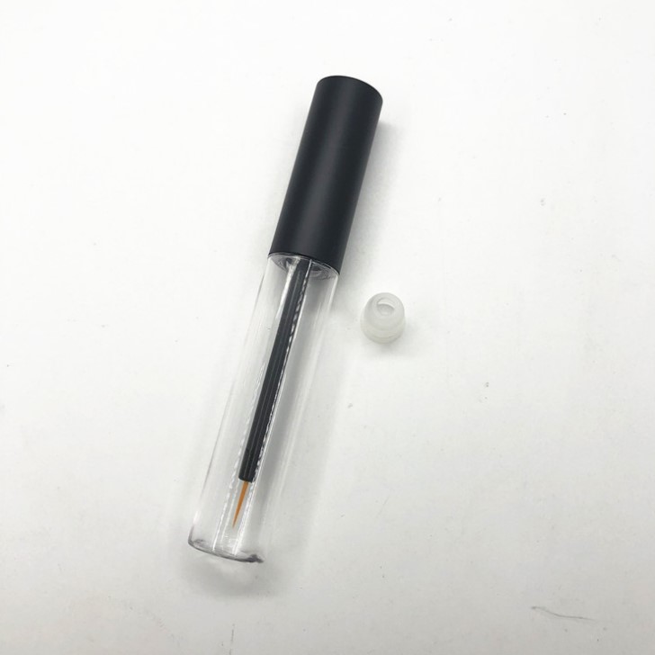 Tube d'eye-liner avec dessus noir mat