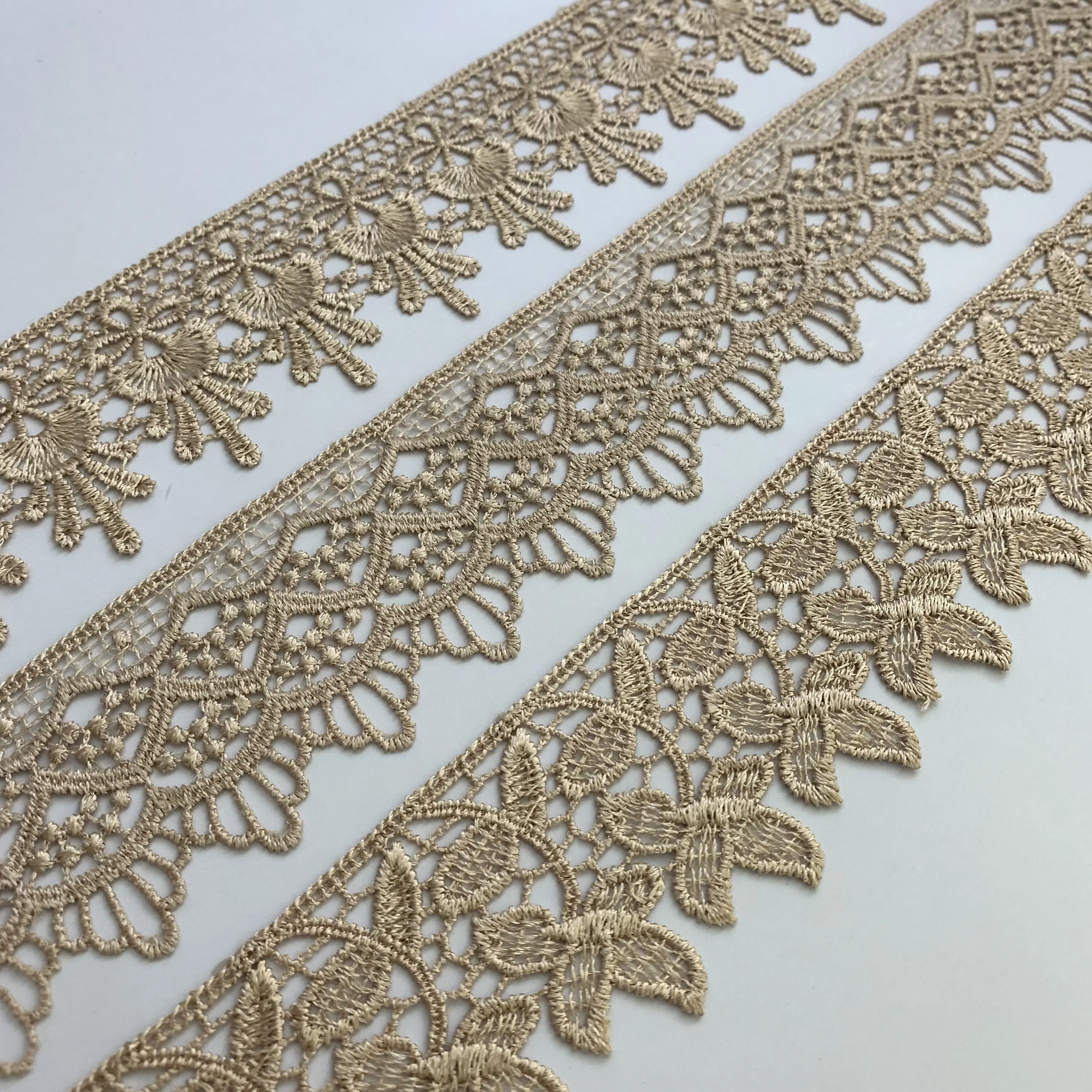 Direto da fábrica Atacado Guipure Ilhó Lace Tecido Requintado 3d Bordado Flores Lace Amarelo Renda Química Guarnição Do Laço