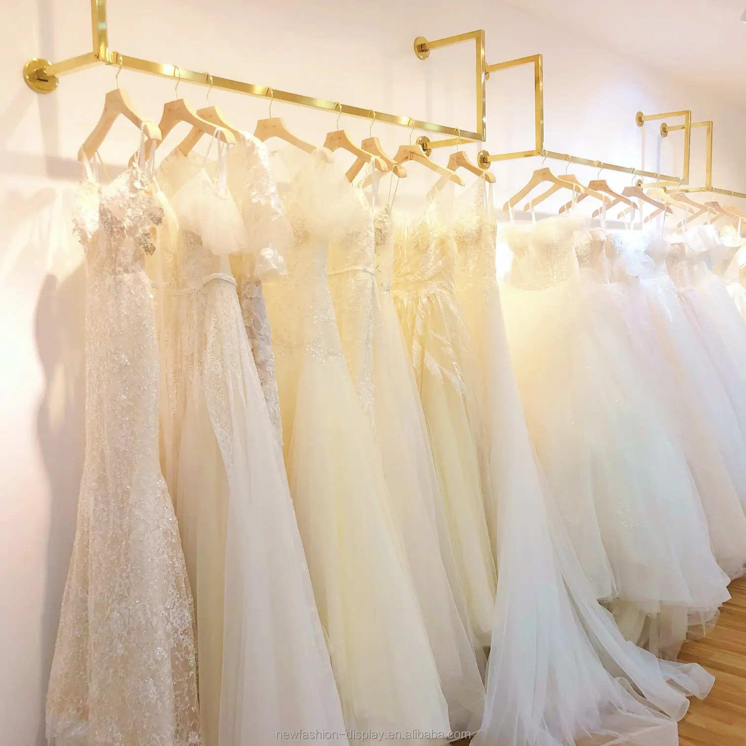 Negozio di abiti Boutique negozio di abbigliamento da parete in acciaio inossidabile abiti da donna Stand abito da sposa abiti da parete dorati
