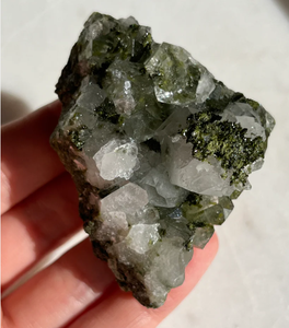Epidote และ QUARTZ คลัสเตอร์บนหยกรูปหกเหลี่ยมรูปแบบความรักและนางฟ้าแกะสลักแกะสลักแบบดิบสำหรับตกแต่งของขวัญและของที่ระลึกใช้ - Product Image 2