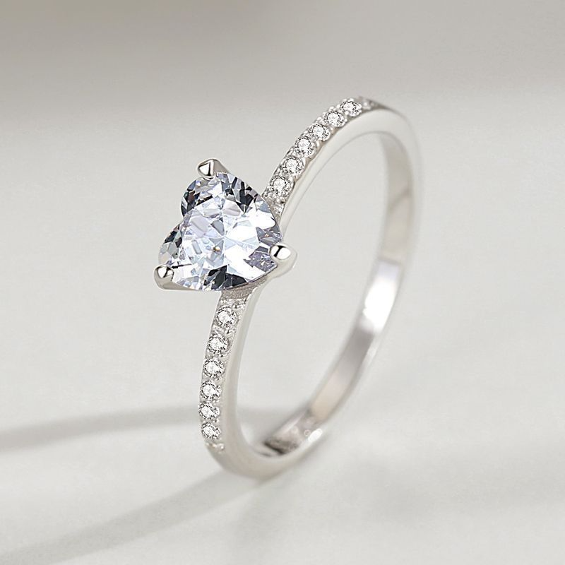 Une bague en diamant blanc en forme de coeur