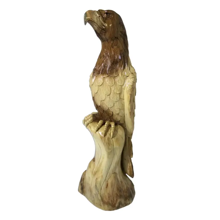 La plupart des nouveaux designs créatifs Artistry Statue d'aigle sauvage en bois fabriquée à la main Sculpture exquise de la faune du cœur de l'Indonésie