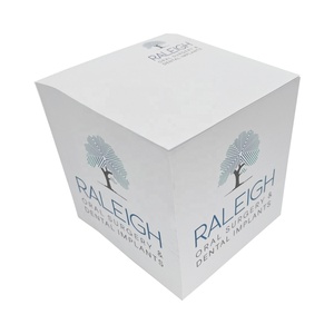 Cubo de notas autoadhesivo personalizado de 10*10*10cm, bloque de bloc de notas impreso promocional en 4 lados de paleta de madera - Product Image 1