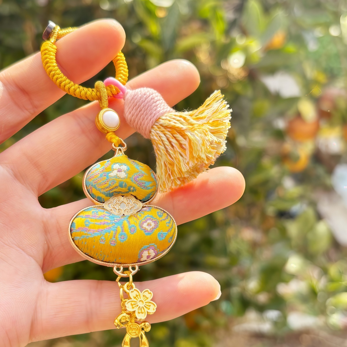 pompon en fil de coton jaune vif