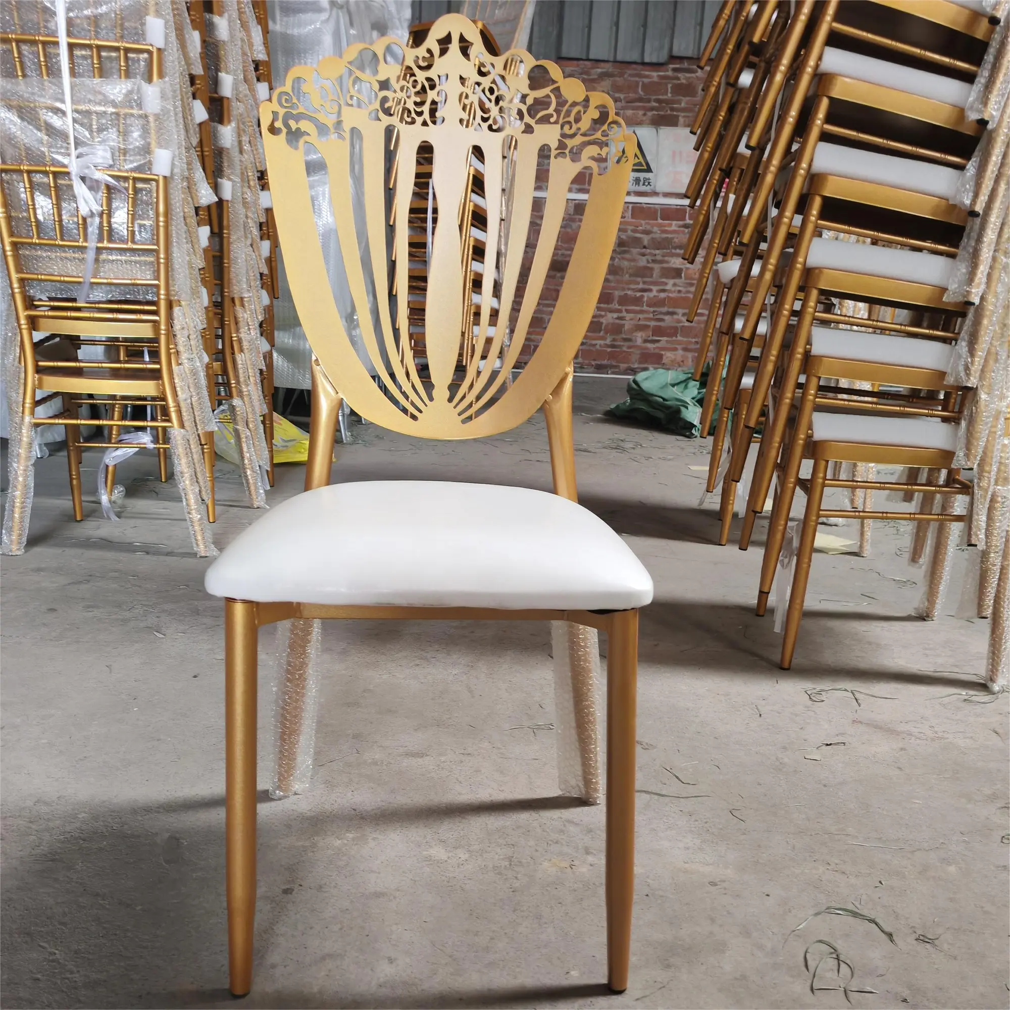 2024 nuevo diseño Chiavari silla Metal comedor y silla para eventos al aire libre para bodas sala de estar Villa apartamento uso en el parque