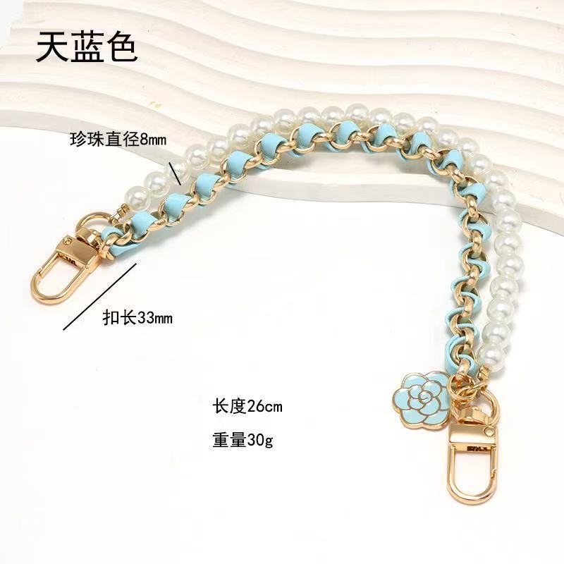 Chaîne de perles tissées bleu ciel, longueur totale 26 cm.