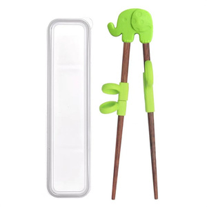Ayudante de palillos de aprendizaje y entrenamiento de bebés y niños de madera reutilizable de animales de dibujos animados. Adecuado para bebés principiantes. - Product Image 5