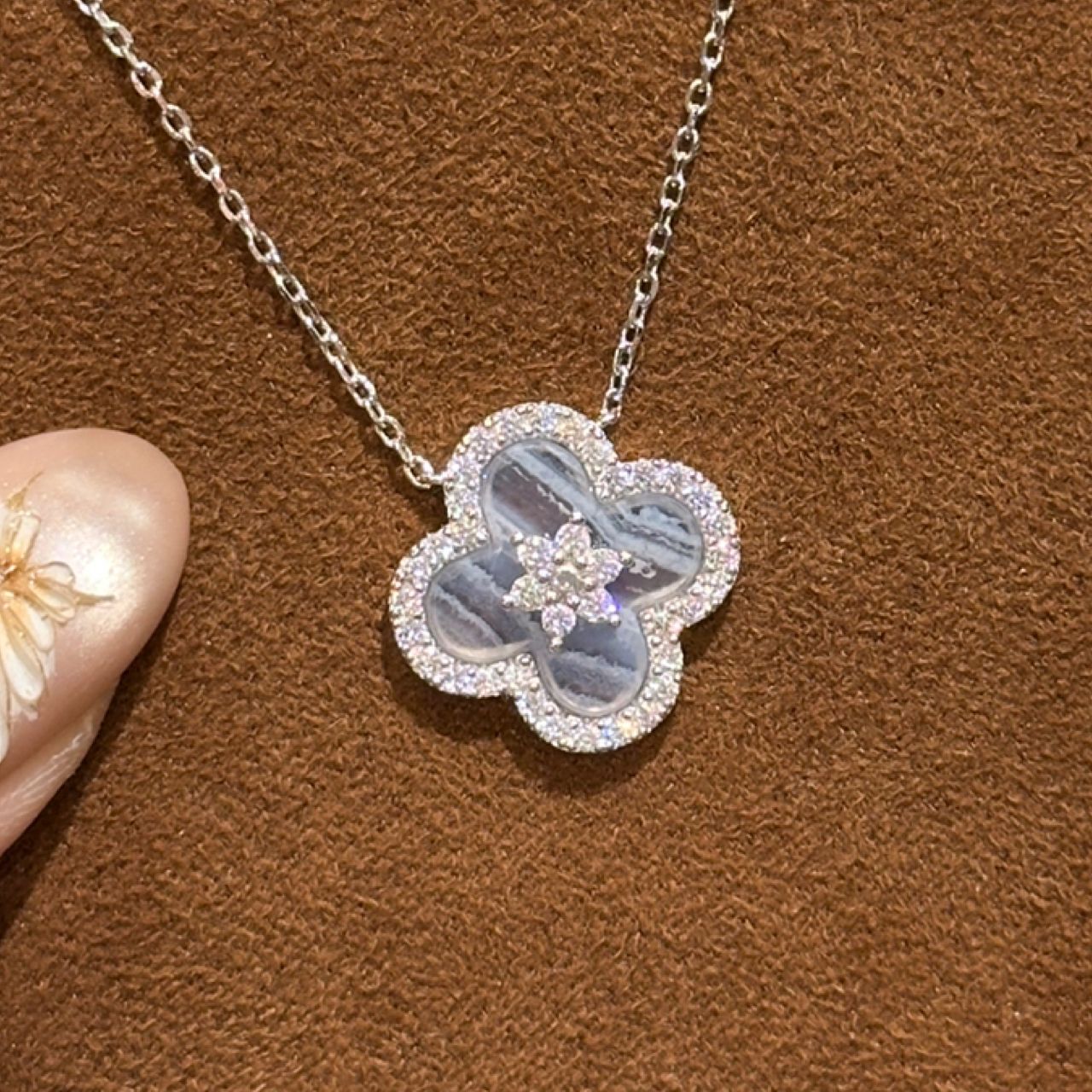 Collier en calcédoine violette 45 cm avec cordon de serrage intérieur
