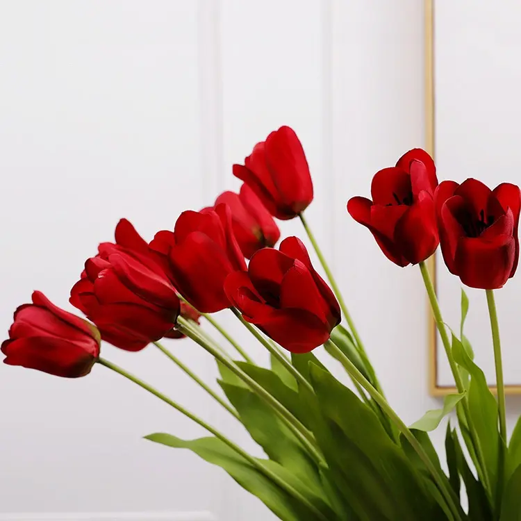 Uma única tulipa simulada de florescimento é adequada para decoração de casa, canteiros de flores ao ar livre, casamentos, shopping, tulipas artificiais