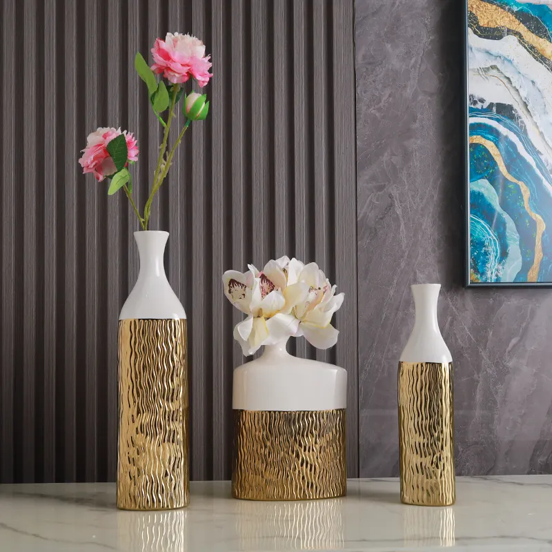 Décor à la maison Vase en céramique dorée Vase à fleurs creux Décoration de chambre Figurines de pièce maîtresse Ornement Vases décoratifs modernes