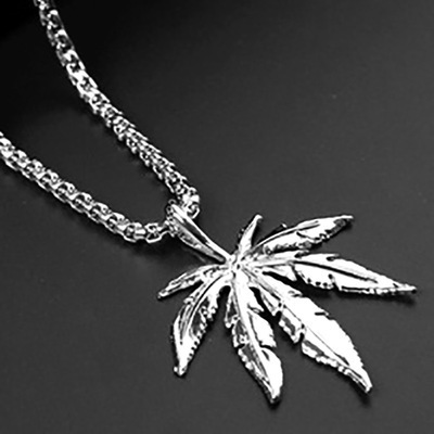 Petite feuille d'érable argentée