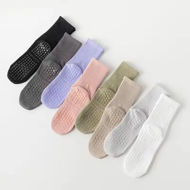 Venta al por mayor de calcetines de algodón de color sólido Pilates Yoga mujeres antideslizantes logotipo personalizado