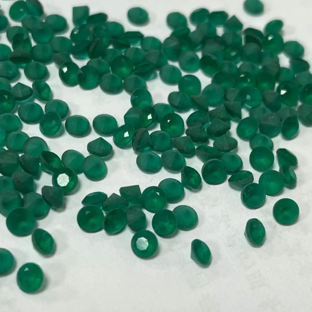 Gema de cristal de inventario a granel, piedra verde malay jades, color redondo esmerilado, 2mm, 3mm, 4mm, tamaño, precio de mercado de la India, venta al por mayor