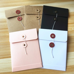 Kunden spezifischer Druck verpackungs schwarzbrauner Kraft papier umschlag mit Knopf-und Schnur verschluss - Product Image 1