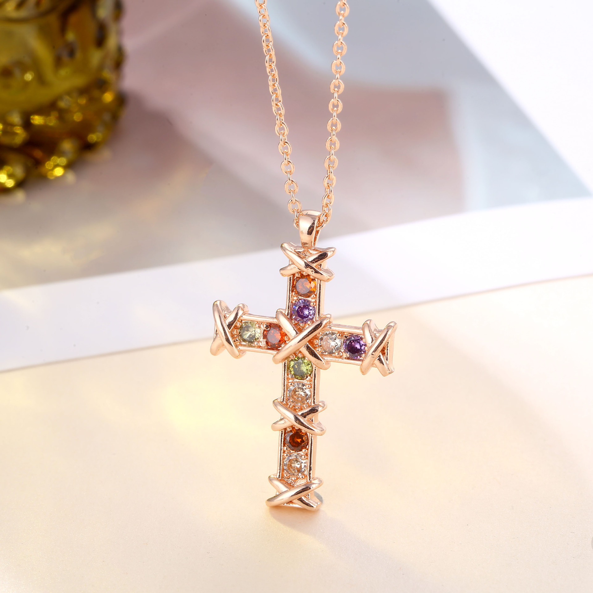Croix de diamant coloré