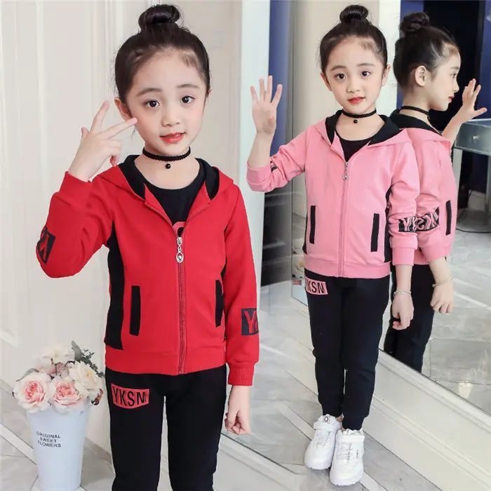 Venta al por mayor en línea chica coreana Casual deportes carta Abrigo con capucha con pantalones conjuntos de ropa para niños del proveedor de China