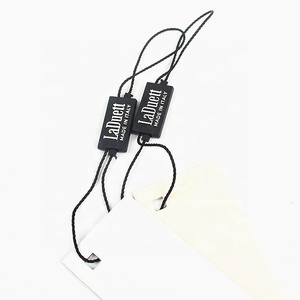Etiquetas de sello oscilante de plástico negro con logotipo de marca en relieve personalizado de nuevo diseño con cuerda de nailon - Product Image 3