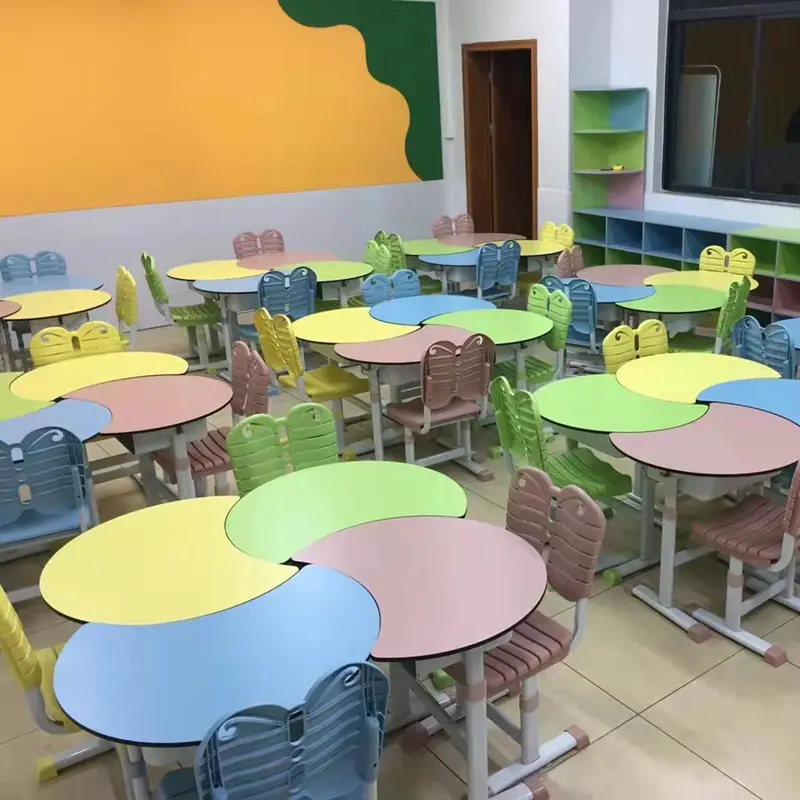 مجموعة كراسي الفصول الدراسية للأطفال الابتدائية من الخشب والبلاستيك للأطفال قبل المدرسة طاولة رخيصة وأثاث رعاية نهارية لرياض الأطفال
