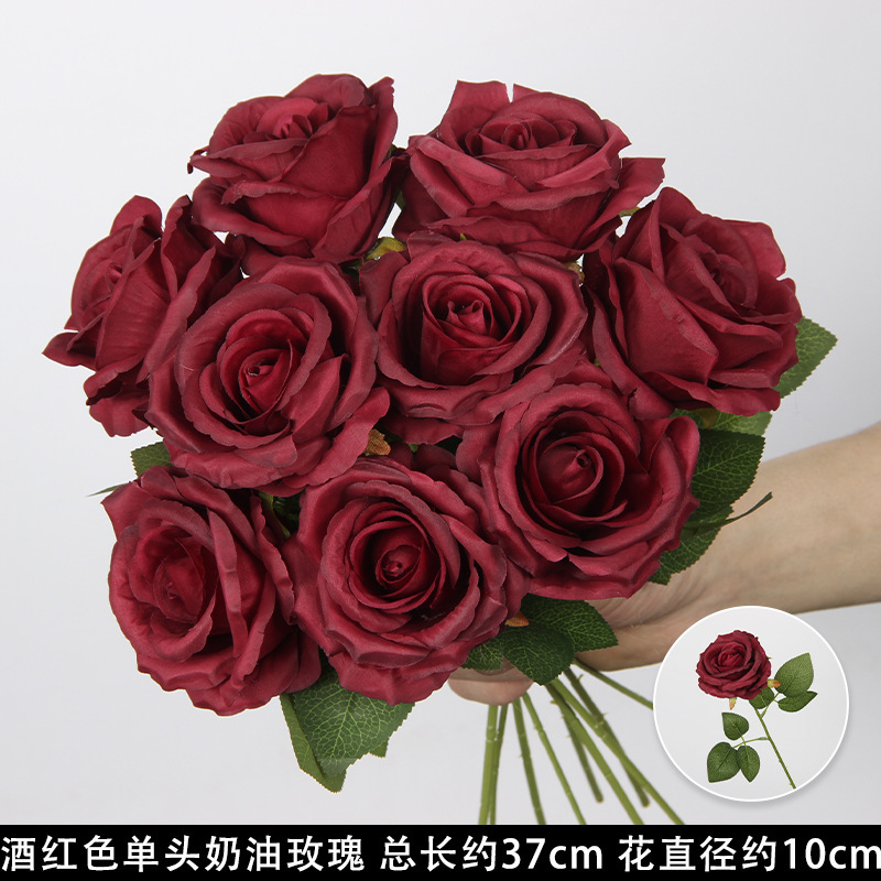 Rose crème à une tête rouge vin