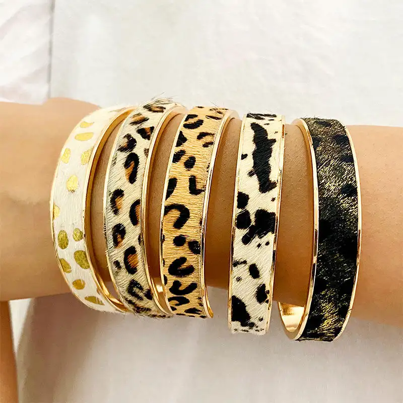 Bracciale rigido in pelle di mucca di vendita caldo per donna in lega di zinco con bracciale in pelle a forma di C in pelle di leopardo