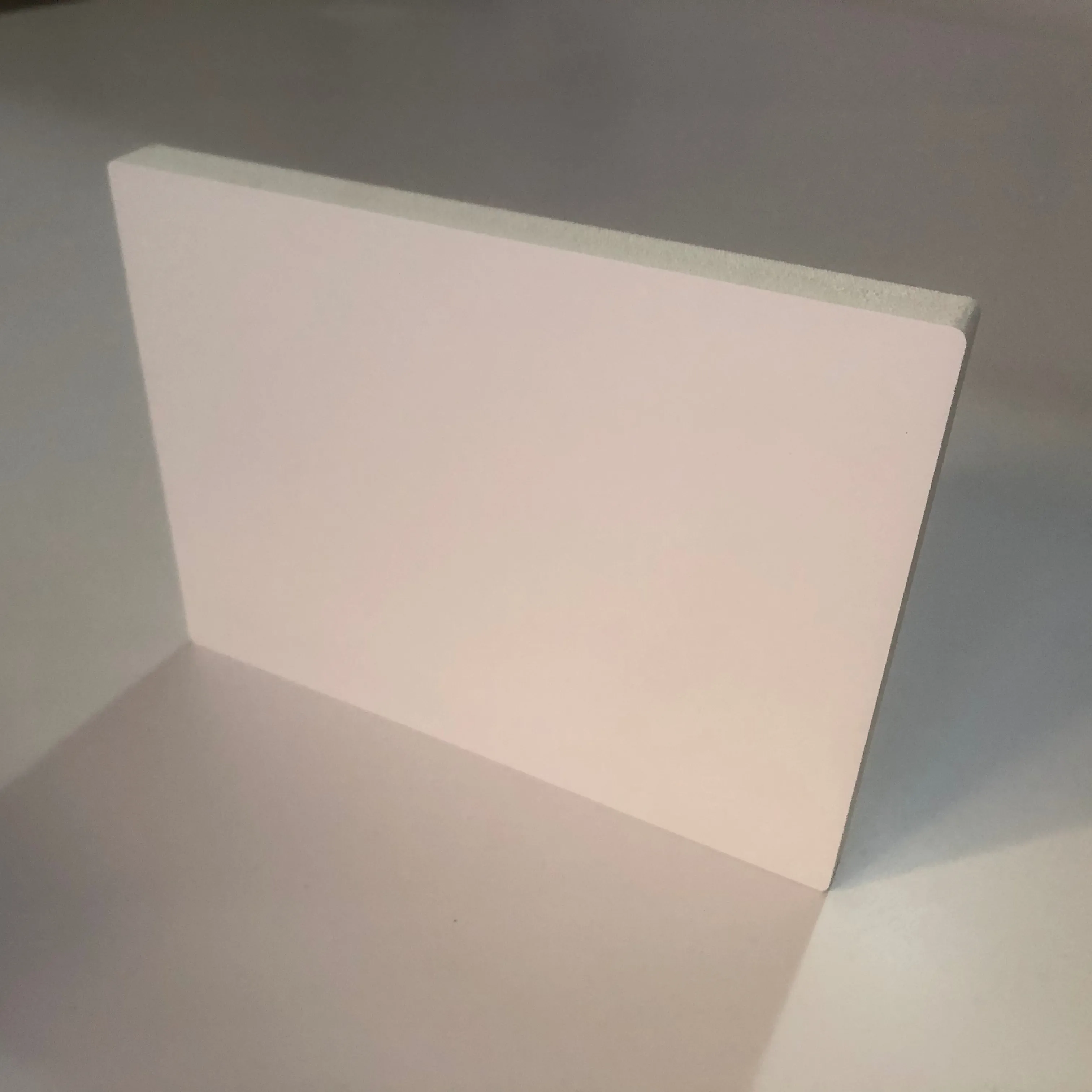 Beyaz renk PVC köpük panel kesme su geçirmez 3-30 Mm 1220X2440 Mm küçük örnekleri parlak/mat 0.35-1.0g/cm3 CN;GUA 7 gün ROHS