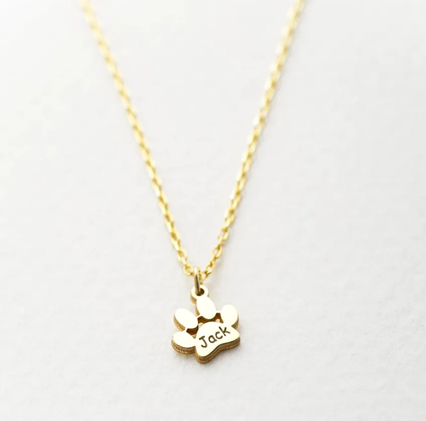 Colar de aço inoxidável banhado a ouro 18K inspirador criativo com letras personalizadas de animais gravados com uma pata para presente para meninas