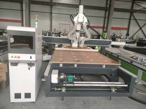 Marco de alta resistencia 2030 1325 Fabricación de muebles de gabinete de puerta de madera Máquina enrutadora CNC ATC de 4 ejes con eje de rotación