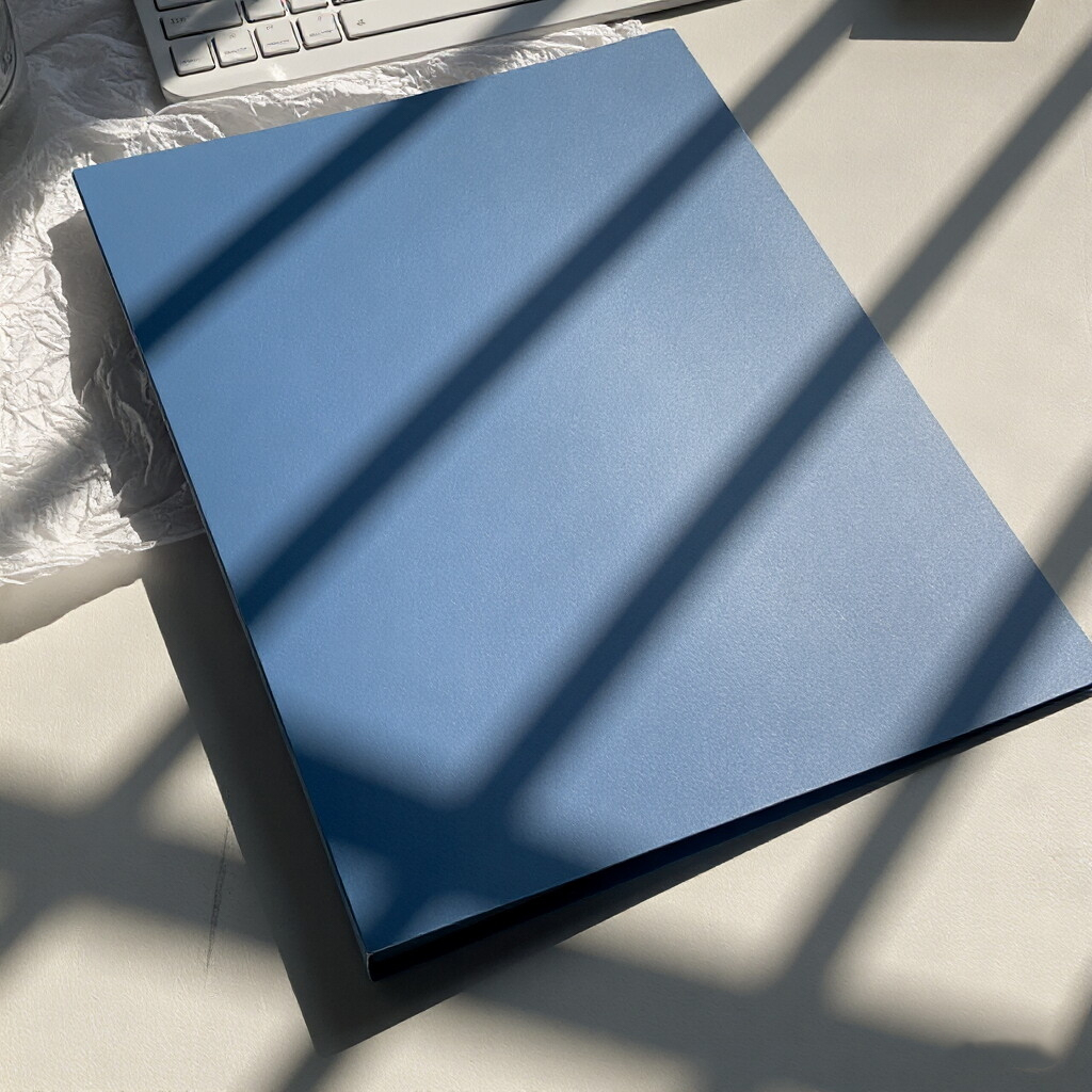azul oscuro
