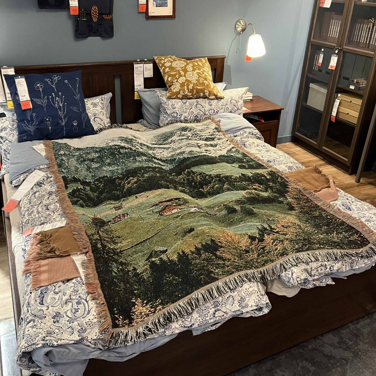 Forêt de montagne enneigée (format portrait)