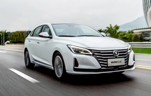 <span class=keywords><strong>2025</strong></span>年新品ガソリン車Changan Raeton <span class=keywords><strong>CC</strong></span> 1.5T DCTデラックスエディションセダン車