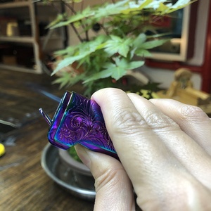 JIFENGT313シガーアクセサリーギフトセット2個エンボスデザインガス詰め替え可能ライターレインボーカラーシガーカッターとライターセット - Product Image 3