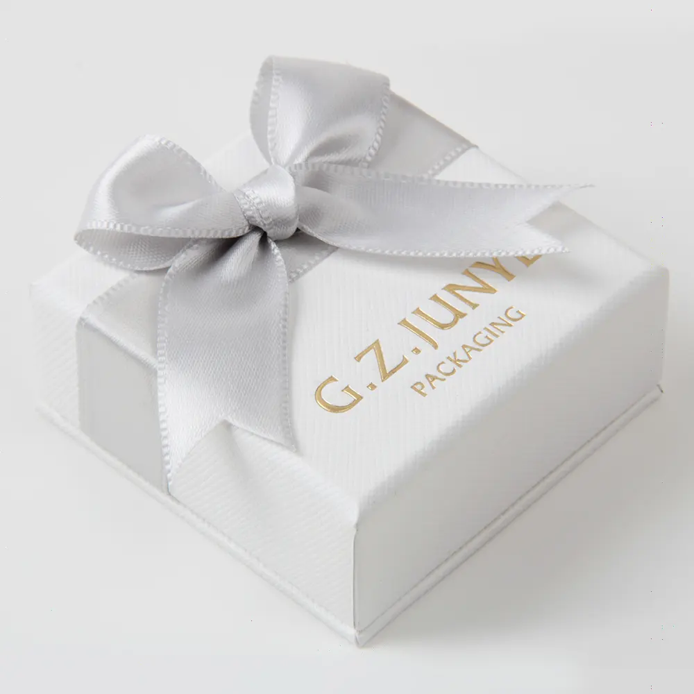 Kotak Hadiah Perhiasan Kertas Logo Kustom Grosir Kotak Kemasan Perhiasan Cincin Putih dengan Pita