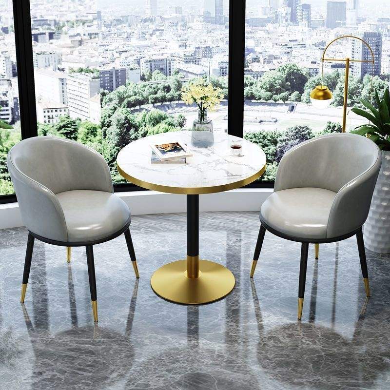 Chaise en cuir gris clair imitation pierre table ronde