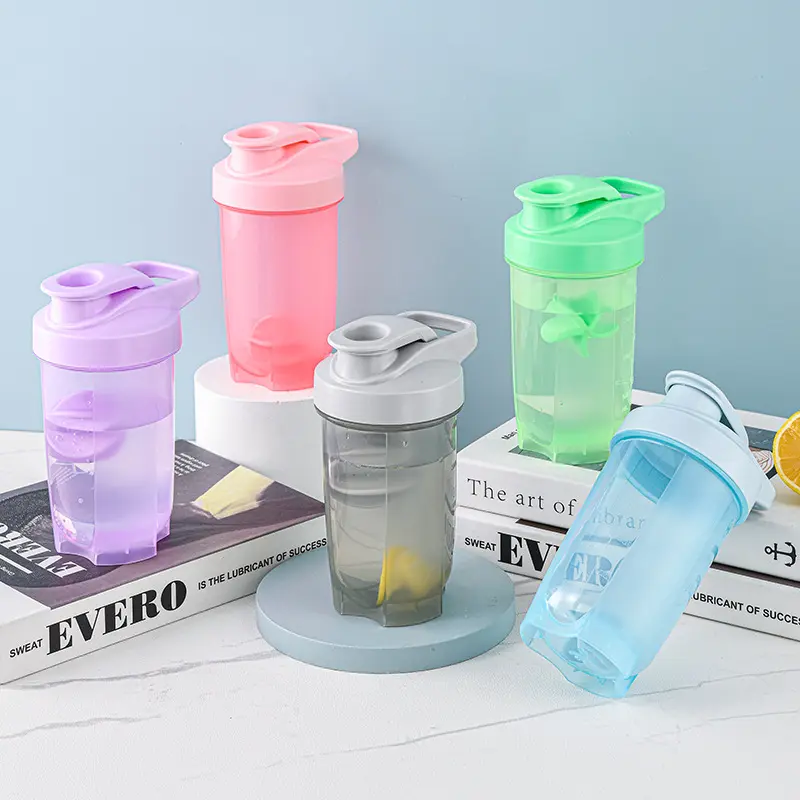 Nouveau produit créatif 500/700ml Cuostm Logo classique Sport sans BPA Shaker bouteille GYM plastique protéine Shaker bouteille avec échelle