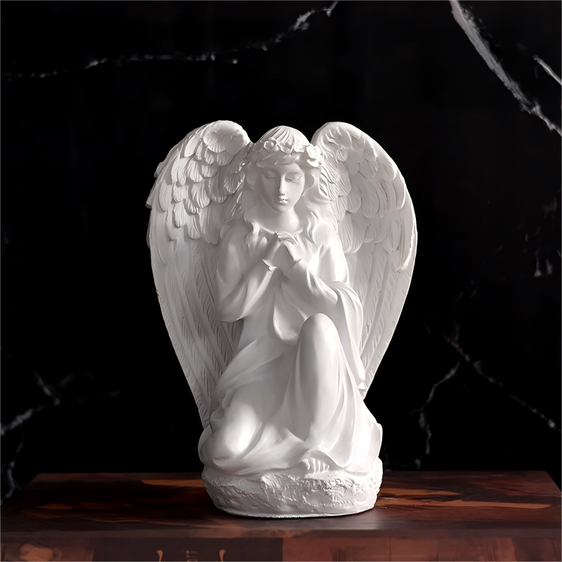 Ange agenouillé en prière