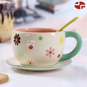 セラミックアイスクリームと雪の装飾絵画デザインコーヒーカップとソーサーセット - Product Image 1