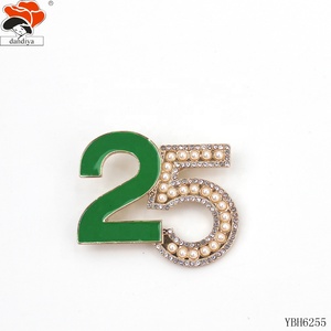 25 Số Ngọc Trai Trâm Tùy Chỉnh Tên Số 25 Năm Trâm Kỷ Niệm Sorority Huy Hiệu Đám Cưới Lưu Niệm Khắc Hợp Kim - Product Image 2