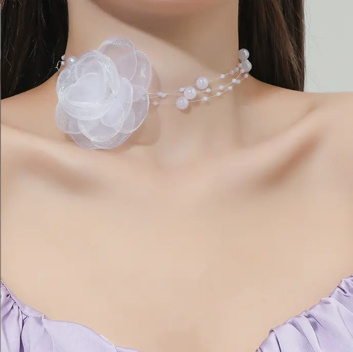 Collana girocollo con catena di perle di fiori di seta bianca in tessuto di moda collana girocollo con catena a clavicola multistrato con perline dolci