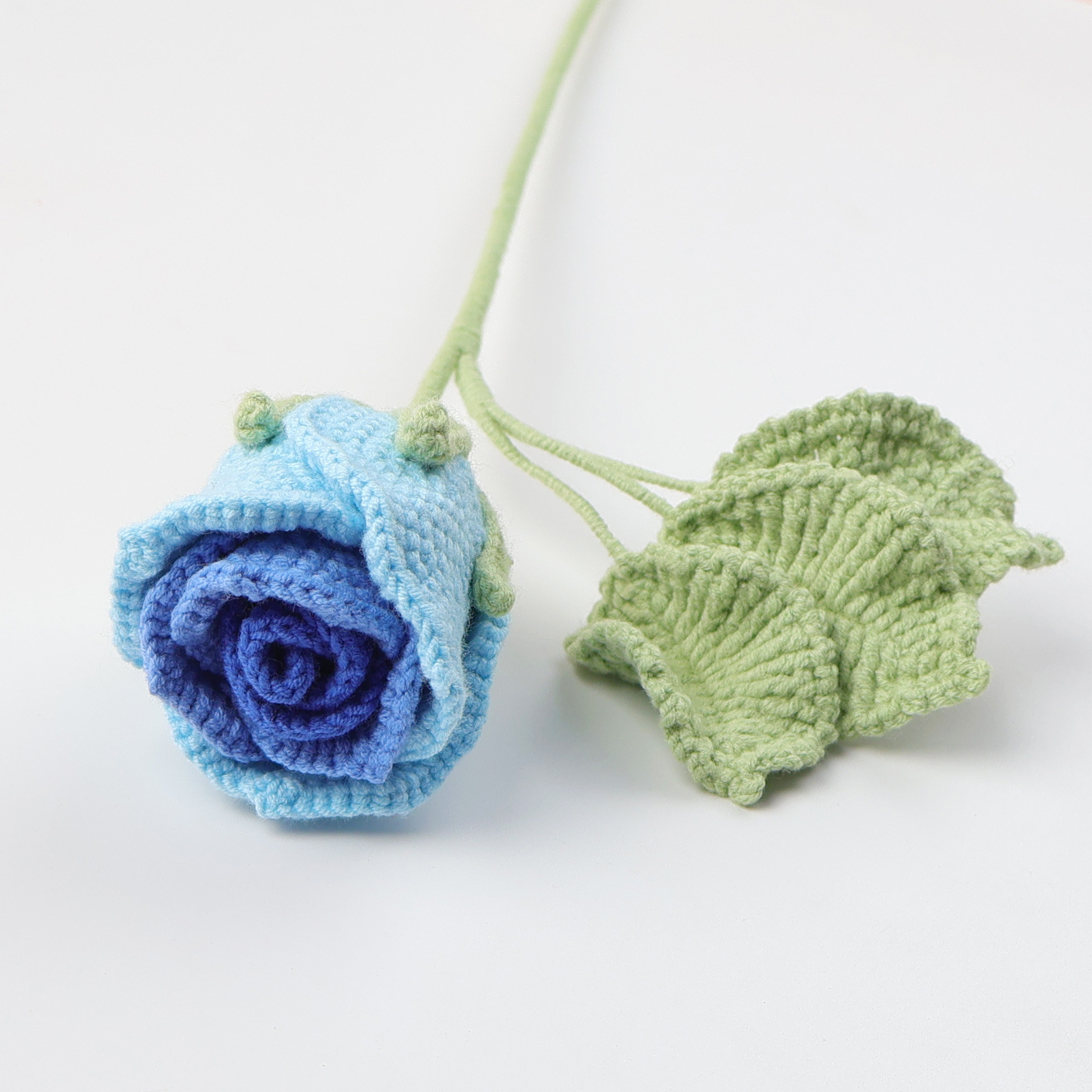 Simpatico bouquet di rose in vetro con quattro bevande, sfumato blu